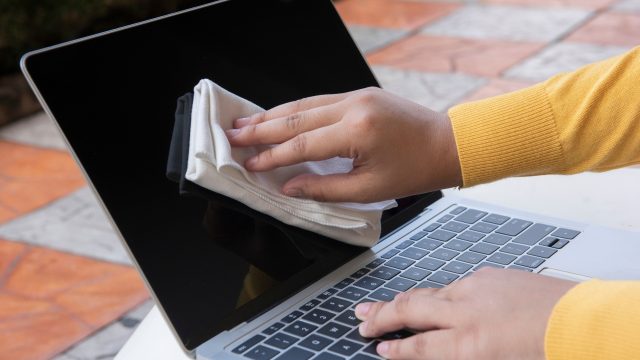 Membersihkan layar laptop dengan aman Membersihkan layar laptop dengan aman